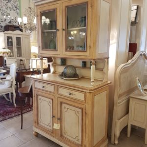 Credenza con alzata a vetrina due ante, due cassetti, laccata a mano. Fianco sinistro. Arredamento contemporaneo su misura Siena e Firenze