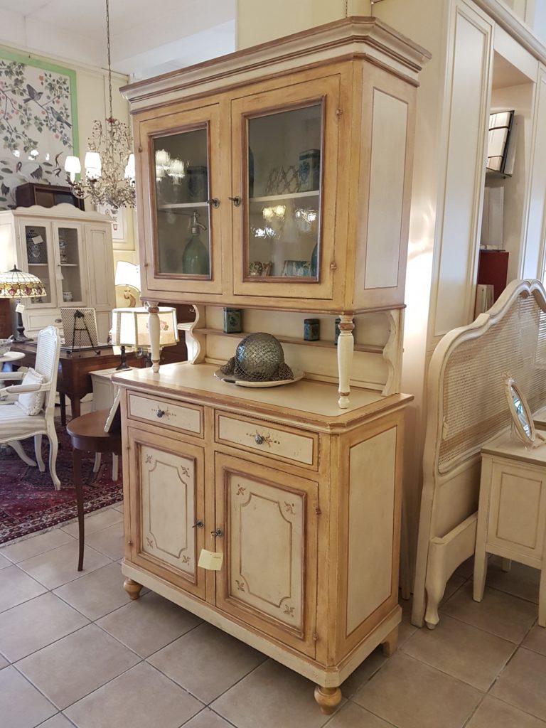 Credenza con alzata a vetrina due ante, due cassetti, laccata a mano. Fianco sinistro. Arredamento contemporaneo su misura Siena e Firenze