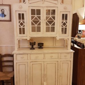 Credenza con alzata a vetrina in stile liberty originale, rifinita con laccatura a mano bianca. Mobili antichi Siena e Firenze