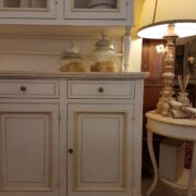 Credenza con alzata a vetrina tre ante laccata a mano. Particolare. Arredamento contemporaneo su misura Siena e Firenze.jpg