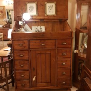 Credenza con ribalta in legno di abete fine Ottocento, provenienza francese. Mobili antichi Siena e Firenze