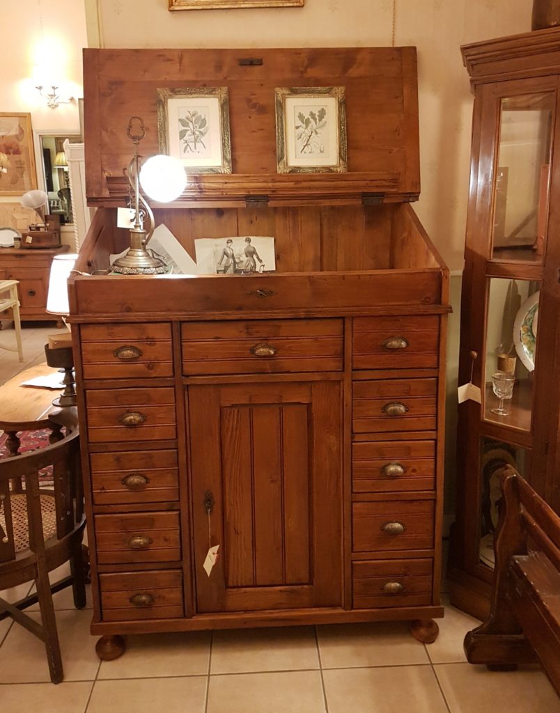 Credenza con ribalta in legno di abete fine Ottocento, provenienza francese. Mobili antichi Siena e Firenze