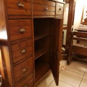 Credenza con ribalta in legno di abete fine Ottocento, provenienza francese. Particolare dell'interno e dei cassetti. Mobili antichi Siena e Firenze