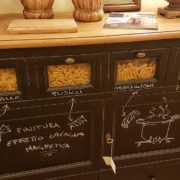 Credenza, dispensa, porta pasta, in tiglio massello, in finitura effetto lavagna anticata e magnetica. Particolare.Arredamento contemporaneo su misura Siena e Firenze