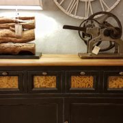 Credenza, dispensa, porta pasta, in tiglio massello, laccata nera, particolare dei cassetti. Arredamento contemporaneo su misura Siena e Firenze