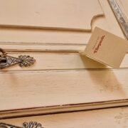 Credenza in ciliegio massello laccata a mano in bianco anticato e argento, 2 cassetti e 2 ante. Arredamento classico contemporaneo Siena e Firenze (2)