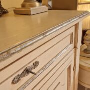 Credenza in ciliegio massello laccata a mano in bianco anticato e argento, 2 cassetti e 2 ante. Arredamento classico contemporaneo Siena e Firenze (3)