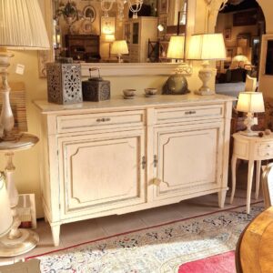 Credenza in ciliegio massello laccata a mano in bianco anticato e argento, 2 cassetti e 2 ante. Arredamento classico contemporaneo Siena e Firenze