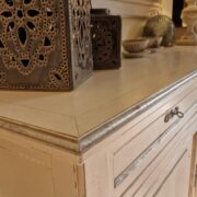 Credenza in ciliegio massello laccata a mano in bianco anticato e argento, 2 cassetti e 2 ante. Arredamento classico contemporaneo Siena e Firenze (4)