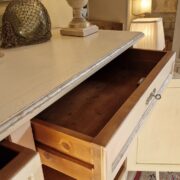 Credenza in ciliegio massello laccata a mano in bianco anticato e argento, 2 cassetti e 2 ante. Arredamento classico contemporaneo Siena e Firenze (5)