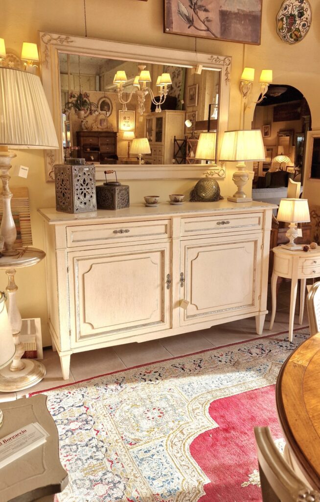 Credenza in ciliegio massello laccata a mano in bianco anticato e argento, 2 cassetti e 2 ante. Arredamento classico contemporaneo Siena e Firenze