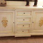 Credenza in legno di tiglio in stile provenzale con 4 cassetti e due sportelli. Con decoro di limoni. Arredamento contemporaneo su misura Siena e Firenze