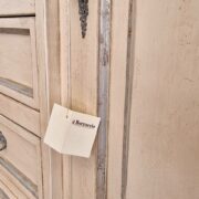 Credenza in legno di tiglio laccata a mano in stile provenzale con 4 cassetti e 2 sportelli. Arredamento classico contemporaneo Siena e Firenze (3)