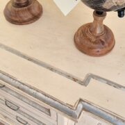 Credenza in legno di tiglio laccata a mano in stile provenzale con 4 cassetti e 2 sportelli. Arredamento classico contemporaneo Siena e Firenze (9)