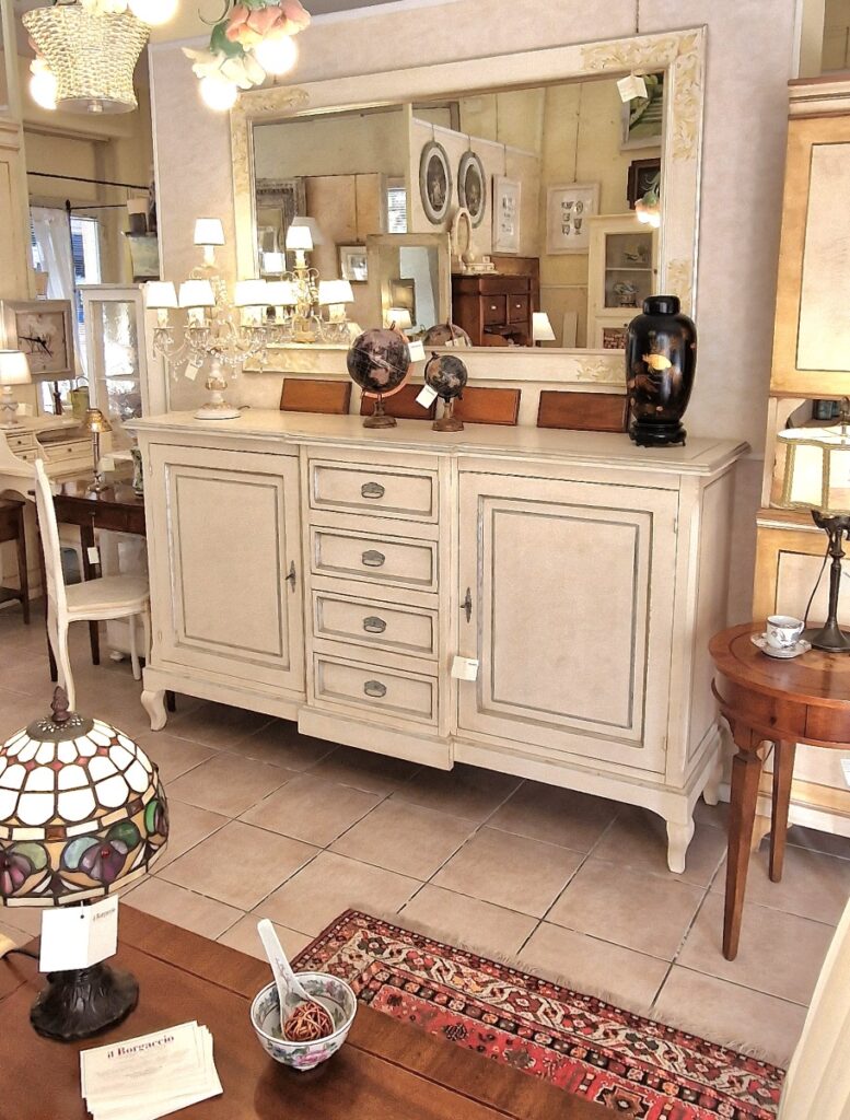 Credenza in legno di tiglio laccata a mano in stile provenzale con 4 cassetti e 2 sportelli. Arredamento classico contemporaneo Siena e Firenze.