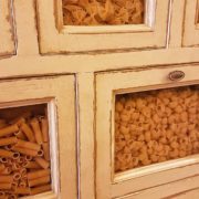 Credenza porta pasta in tiglio massello laccata a mano. Particolare dei cassetti. Mobili country Siena e Firenze