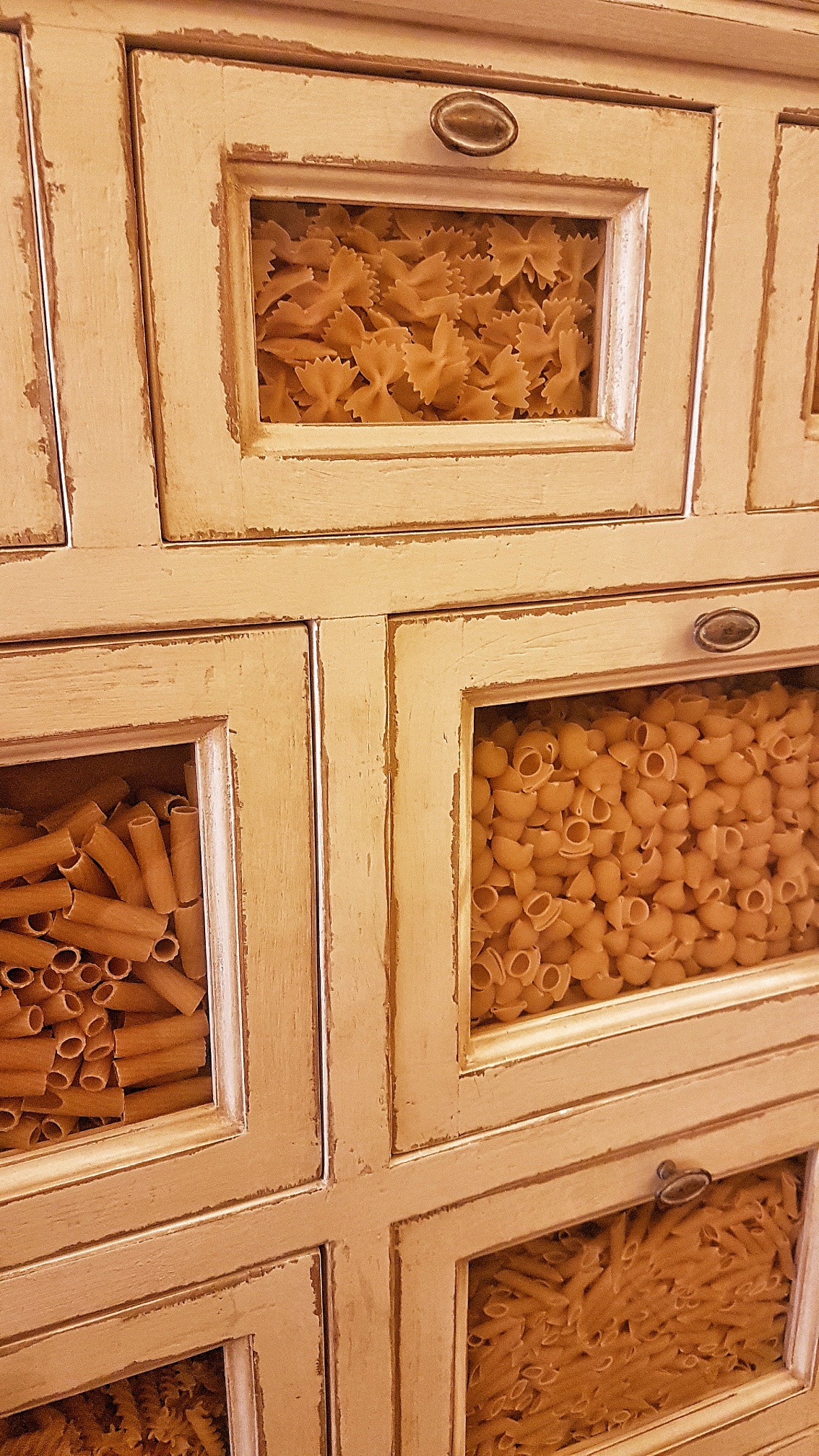 Arredamento Contemporaneo Mobili Country Su Misura Siena – Firenze »  Credenza porta pasta in tiglio massello laccata a mano.