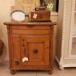 Credenza-Ghiacciaia originale seconda metà Ottocento in larice. Finitura a cera naturale. Mobili antichi Siena e Firenze