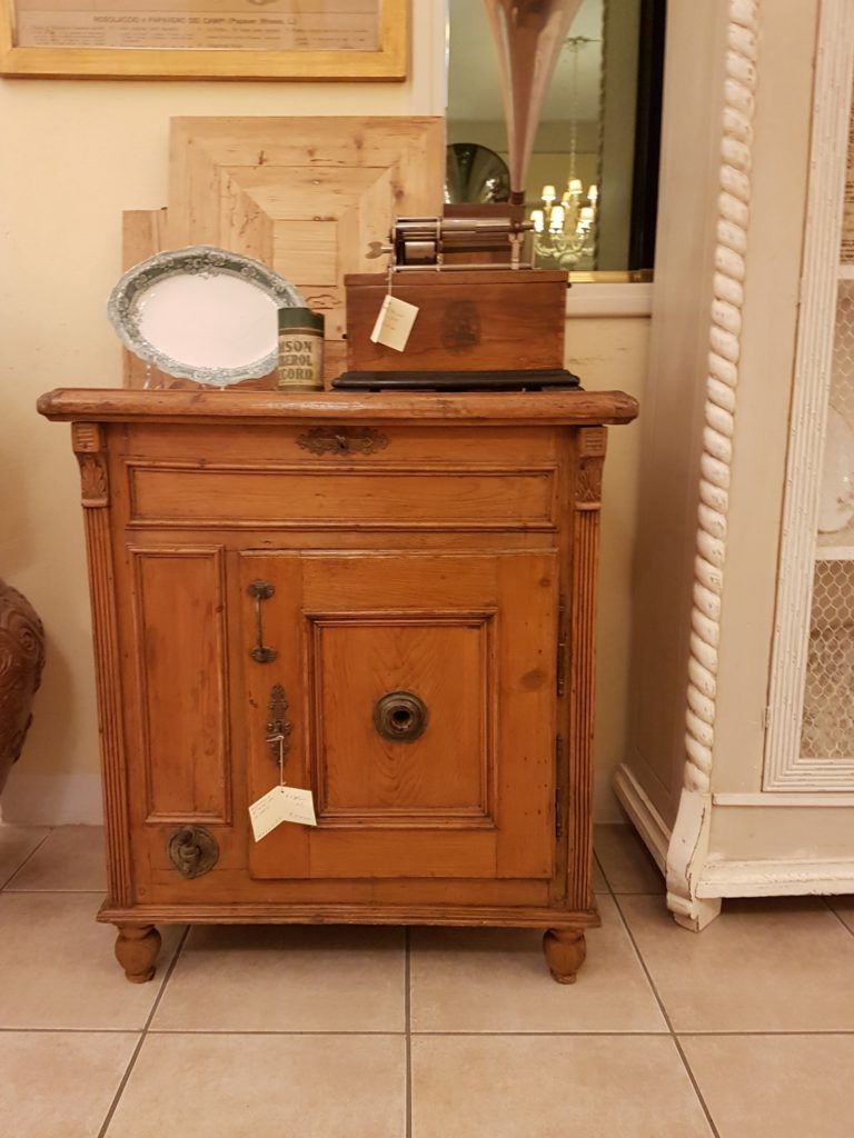 Credenza-Ghiacciaia originale seconda metà Ottocento in larice. Finitura a cera naturale. Mobili antichi Siena e Firenze