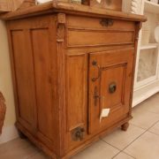 Credenza-ghiacciaia originale seconda metà Ottocento in larice. Finitura a cera naturale. Particolare del fianco Mobili antichi Siena e Firenze