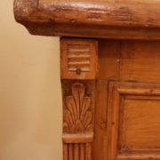 Credenza-ghiacciaia originale seconda metà Ottocento in larice. Particolare della decorazione. Finitura a cera naturale. Mobili antichi Siena e Firenze