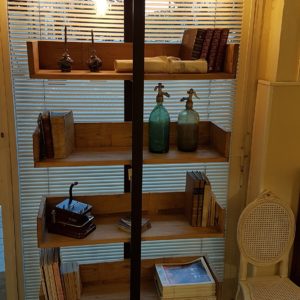 Libreria Libra Nature Design con struttura in metallo invecchiato e mensole in olmo antico massello. Arredamento contemporaneo su misura Siena e Firenze