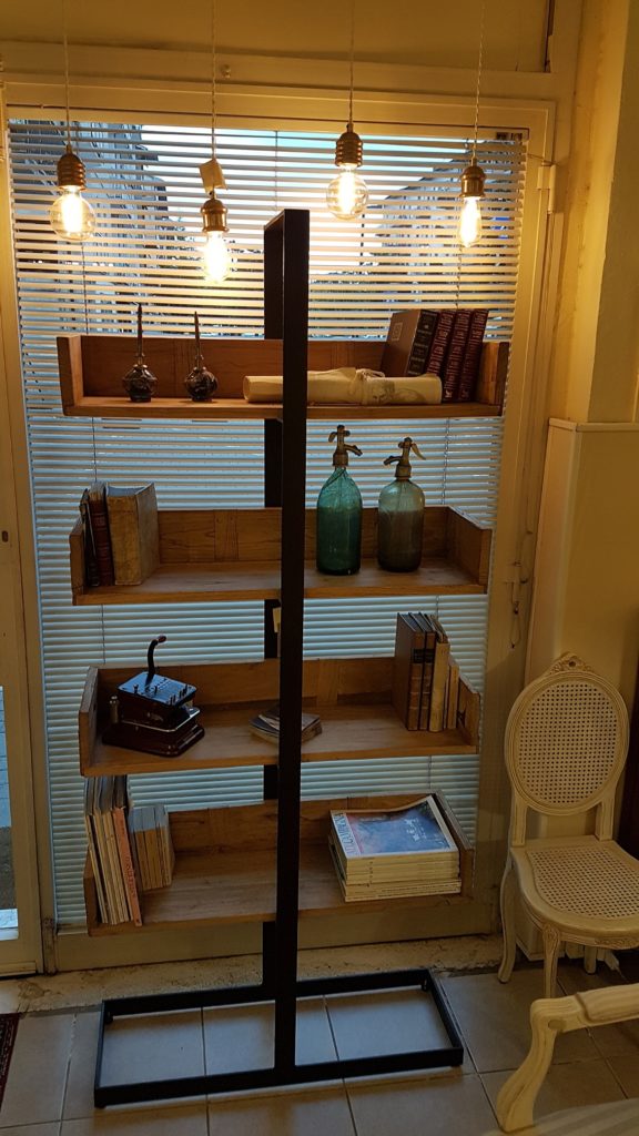 Libreria Libra Nature Design con struttura in metallo invecchiato e mensole in olmo antico massello. Arredamento contemporaneo su misura Siena e Firenze