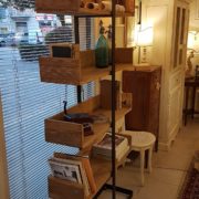 Libreria Libra Nature Design con struttura in metallo invecchiato e mensole in olmo antico massello. Il fianco. Arredamento contemporaneo su misura Siena e Firenze