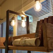 Libreria Libra Nature Design con struttura in metallo invecchiato e mensole in olmo antico massello. La mensola alta Arredamento contemporaneo su misura Siena e Firenze