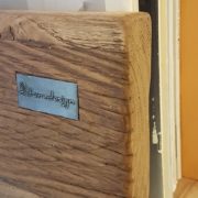 Libreria Libra Nature Design con struttura in metallo invecchiato e mensole in olmo antico massello. particolare. Arredamento contemporaneo su misura Siena e Firenze
