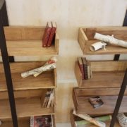Libreria Libra in legno di olmo antico con struttura in metallo invecchiato di Nature Design.Composizione doppia.Arredamemento contemporaneo su misura Siena e Firenze