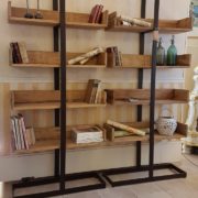 Libreria Libra in legno di olmo antico con struttura in metallo invecchiato di Nature Design.Frontale doppia.Arredamemento contemporaneo su misura Siena e Firenze.