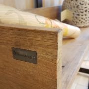 Libreria Libra in legno di olmo antico con struttura in metallo invecchiato di Nature Design.Particolare marchio.Arredamemento contemporaneo su misura Siena e Firenze