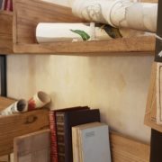 Libreria Libra in legno di olmo antico con struttura in metallo invecchiato di Nature Design.Particolare.Arredamemento contemporaneo su misura Siena e Firenze