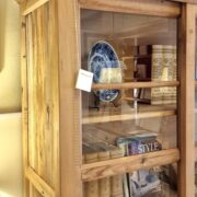Libreria a vetrina in legno di abete antico naturale ad ante scorrevoli. Arredamento classico contemporaneo Siena e Firenze (5)