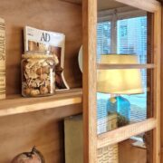 Libreria a vetrina in legno di abete antico naturale ad ante scorrevoli. Arredamento classico contemporaneo Siena e Firenze (6)