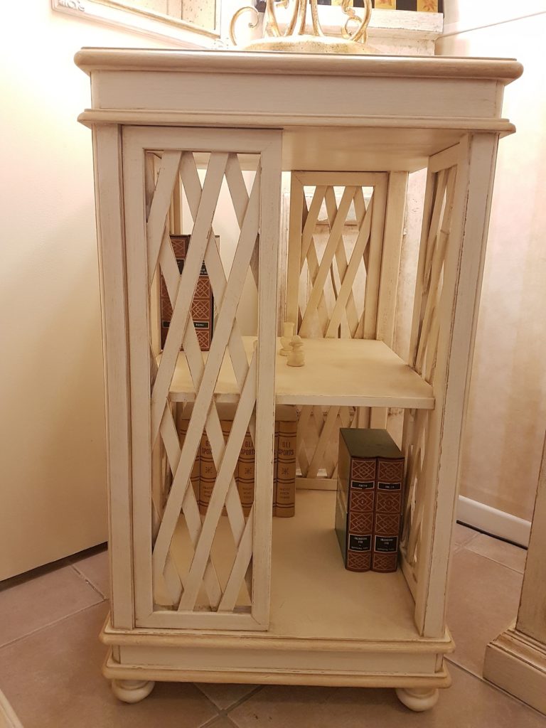 Libreria stile inglese girevole in legno di ciliegio laccata a mano. Arredamento contemporaneo su misura Siena e Firenze