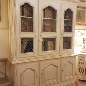 Libreria provenzale tre sportelli in legno di noce laccata a mano. Mobili country su misura Siena e Firenze