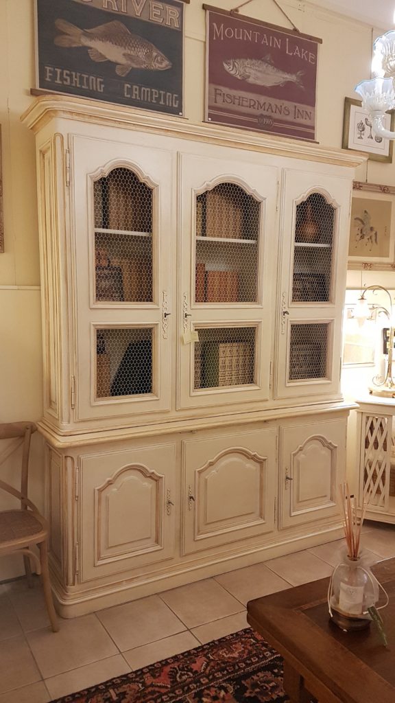 Libreria provenzale tre sportelli in legno di noce laccata a mano. Mobili country su misura Siena e Firenze