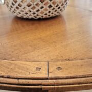 Tavolo ovale allungabile con basamento laccato anticato, piano in legnodi ciliegio anticato naturale. Mobili country Siena e Firenze (9)