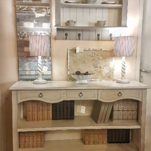 Libreria bassa in legno laccata a mano stile country inglese