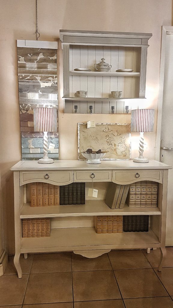 Libreria bassa in legno laccata a mano stile country inglese