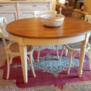 tavolo ovale basamento laccato con piano in ciliegio naturale, stile country chic allungabile. Mobili country su misura Siena e Firenze.