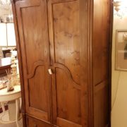 Armadio antico toscano due ante e un cassetto in legno di pino metà Ottocento. Mobili antichi Siena e Firenze. Mobili Country Siena e Firenze