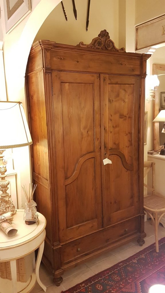 Armadio antico toscano due ante e un cassetto in legno di pino metà Ottocento. Mobili antichi Siena e Firenze. Mobili Country Siena e Firenze
