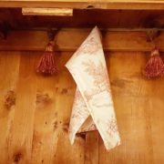 Armadio antico toscano due ante e un cassetto in legno di pino metà Ottocento. Mobili antichi Siena e Firenze. Particolare dei porta cappelli. Mobili Country Siena e Firenze