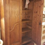 Armadio antico toscano due ante e un cassetto in legno di pino metà Ottocento. Parte dell'interno. Mobili antichi Siena e Firenze. Mobili Country Siena e Firenze