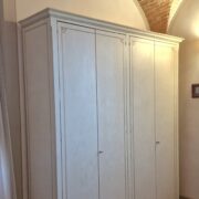 Armadio guardaroba in legno di Toulipier laccato e decorato a mano. Arredamento classico contemporaneo Siena e Firenze (1)