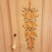 Armadio in legno di abete due ante e due cassetti laccato e decorato a mano. Particolare della decorazione a limoni. Mobili country su misura Siena e Firenze