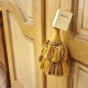 Armadio provenzale due ante in legno di abete vecchio laccato a mano. Mobili antichi Siena e Firenze (2)